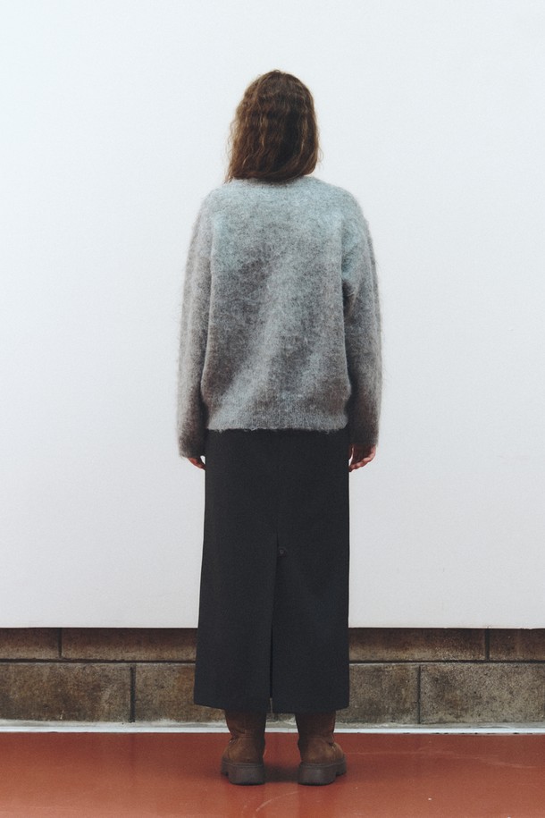 부드러운 헤어리 텍스처가 돋보이는 SOFT HAIRY TEXTURE CARDIGAN(소프트 헤어리 텍스처 가디건)_GREY입니다. 여성용으로, 가을과 겨울에 따뜻하게 입을 수 있는 두꺼운 울 소재의 크롭 기장 가디건입니다. 라운드넥 디자인에, 톤 다운된 그레이 컬러와 무지 패턴으로 캐주얼하고 베이직한 스타일을 연출합니다. 루즈핏으로 편안하게 착용 가능하며, 데이트룩이나 모임룩에 활용하기 좋습니다. 긴 소매와 버튼 여밈 디테일로 클래식하고 미니멀한 스타일을 완성해보세요.
