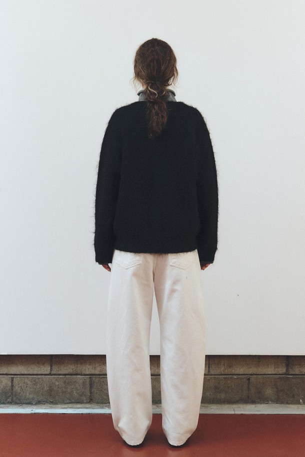 소프트 헤어리 텍스처 카디건_블랙은 부드러운 촉감과 따뜻함을 선사하는 여성용 니트/스웨터입니다. 가을, 겨울 시즌에 어울리는 루즈핏의 긴소매 카디건으로, 베이직하고 미니멀한 스타일을 연출합니다. 울 소재로 제작되어 포근하며, 헤어리 텍스처가 특징입니다. 라운드넥 디자인에 무지 패턴으로 어떤 옷에도 쉽게 매치할 수 있어 출근룩, 모임룩 등 다양한 TPO에 활용 가능합니다. 클래식, 미니멀, 캐주얼 등 폭넓은 스타일을 소화하는 활용도 높은 아이템입니다.
