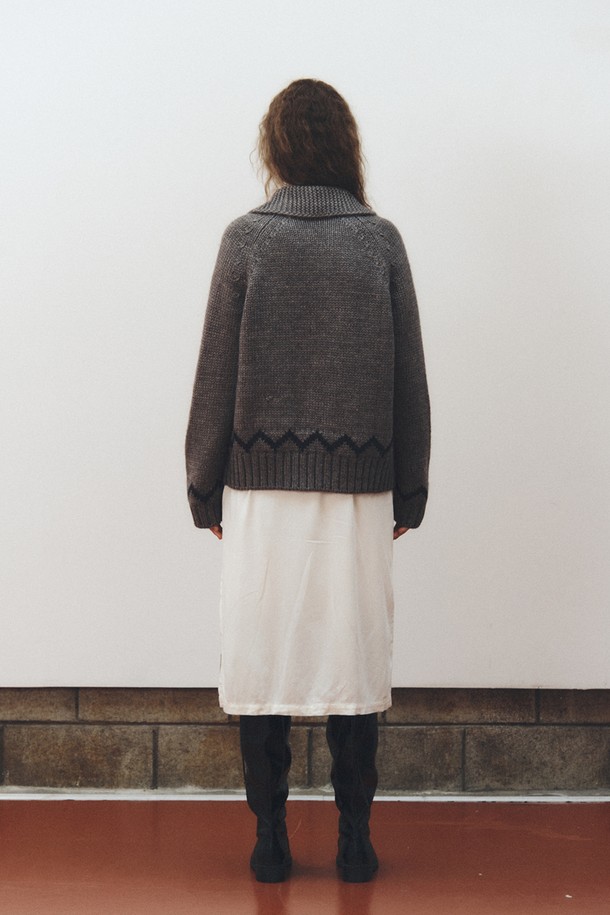 ROSE 카우칭 칸 카디건_그레이는 여성용 니트/스웨터 카테고리에 속하는 캐주얼 스타일의 집업 가디건입니다. 가을, 겨울에 착용하기 좋으며, 울 50%, 아크릴 50% 혼방 소재로 제작되어 따뜻하고 포근한 착용감을 선사합니다. 릴랙스 핏에 긴 소매, 라운드넥 디자인으로 편안하게 착용할 수 있으며, 소매단과 밑단에 배색 포인트를 주어 세련된 느낌을 더했습니다. 로즈와 코위찬 패턴이 돋보이는 두꺼운 두께감의 그레이 컬러 카디건으로, 데일리룩에 포인트 아이템으로 활용하기 좋습니다. 지퍼 클로징 방식으로 간편하게 여밀 수 있습니다.
