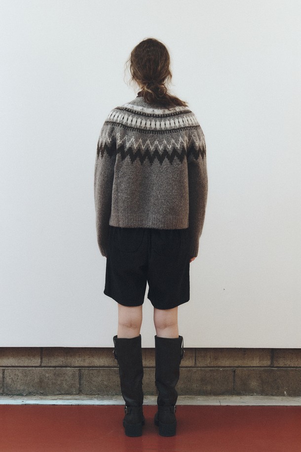 노르딕 청키 카디건_그레이는 여성용 니트/스웨터 카테고리에 속하는 제품입니다. 울 블렌드 원사를 사용하여 부드러운 촉감을 자랑하며, 겨울철 일상과 출근룩, 모임룩에 모두 잘 어울립니다. 클래식하고 캐주얼한 스타일을 연출하며, 다양한 이너웨어와 레이어드하여 스타일링할 수 있습니다. 레귤러 핏의 터틀넥 디자인과 긴 소매, 두꺼운 두께감으로 따뜻함을 더합니다. 노르딕 패턴이 돋보이는 그레이 및 라이트블루 컬러의 카디건입니다.
