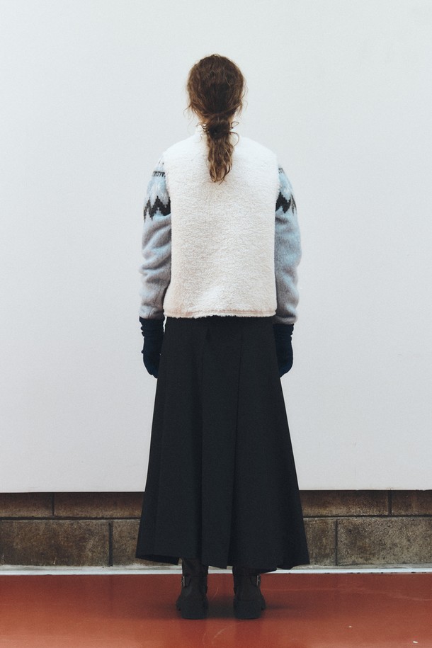 아이보리 컬러의 리버시블 셔링 베스트입니다. 양털과 쉬어링 소재로 제작되어 부드러운 촉감과 두꺼운 두께감으로 따뜻하게 착용할 수 있습니다. 가을, 겨울 시즌에 어울리는 레귤러 핏의 민소매 베스트로, 버튼 여밈 방식과 무지 디자인이 클래식하고 미니멀한 스타일을 연출합니다. 양면 착용이 가능하여 다양한 스타일로 활용할 수 있는 실용적인 아우터입니다. 데일리룩을 완성하는 데 적합한 아이템입니다.
