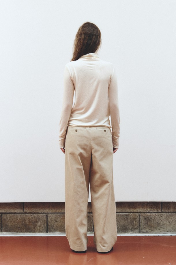 라이트 옐로우 컬러의 소프트 울 저지 탑은 가을, 겨울 시즌 당신의 출근룩에 미니멀하고 클래식한 무드를 더해줄 여성 상의입니다. 부드러운 촉감의 울 소재와 레귤러 핏, 라운드넥 디자인으로 편안한 착용감을 선사합니다. 두꺼운 두께감과 긴 소매 기장이 따뜻함을 유지해주며, 무지 패턴의 디자인으로 다양한 하의와 손쉽게 매치할 수 있습니다. 일상 속에서 세련된 스타일을 연출하고 싶은 여성분들께 추천합니다.
