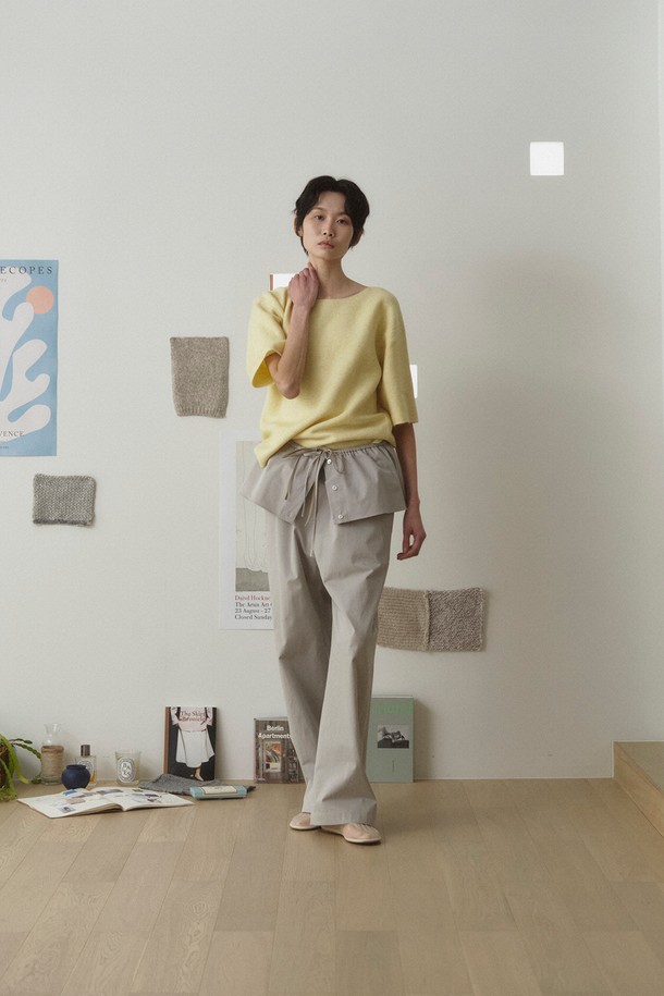 코튼 레이어드 미니 스커트_라이트 그레이는 여성용 미니스커트입니다. 봄, 여름에 어울리는 캐주얼하고 베이직한 스타일로 데이트룩, 동네 마실룩, 카페룩에 적합합니다. 하이덴시티 코튼 원단을 사용하여 부드러운 촉감과 자연스러운 드레이핑을 선사하며, A라인 핏에 허리 스트랩으로 핏 조절이 가능합니다. 레이어드 디자인으로 포인트를 더한 무지 스커트입니다.
