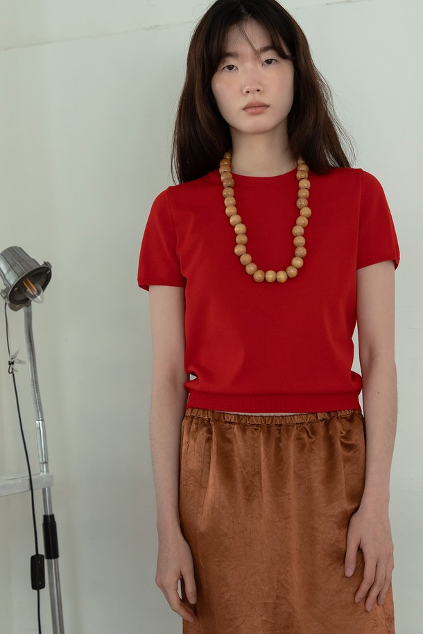 레이스 트리밍 새틴 스커트_카멜은 여성용 미디스커트로, 부드러운 촉감의 새틴 소재로 제작되었습니다. H라인 핏에 레이스 트리밍 디테일이 더해져 엘레강스하면서도 클래식한 무드를 연출합니다. 허리 밴딩으로 편안한 착용감을 제공하며, 얇은 두께감으로 봄, 가을 시즌에 즐겨 입기 좋습니다. 데이트룩, 모임룩, 카페룩 등 다양한 TPO에 클래식, 미니멀, 로맨틱 스타일로 연출할 수 있습니다.
