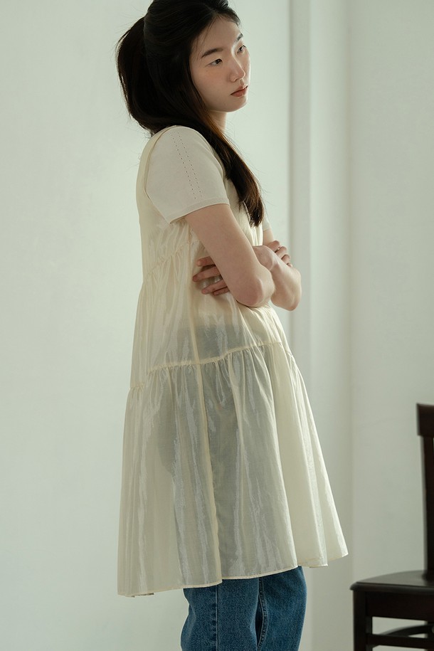 **쉬어 레이어드 드레스_라이트 베이지**는 여성스러운 무드를 연출하는 미니멀하고 우아한 원피스입니다. 얇은 두께감의 나일론, 텐셀 혼방 소재로 제작되어 부드러운 촉감을 선사하며, 봄, 여름 시즌에 시원하게 착용하기 좋습니다. 라운드넥에 반소매 디자인으로, 비침이 있는 시어 소재와 A라인 실루엣이 여성스러운 분위기를 더합니다. 불규칙한 버튼 디테일과 비대칭 개더링, 레이어드 스타일링이 가능한 디자인으로, 데이트룩, 카페룩, 모임룩 등 다양한 TPO에 맞춰 클래식하고 로맨틱한 스타일을 연출할 수 있습니다.
