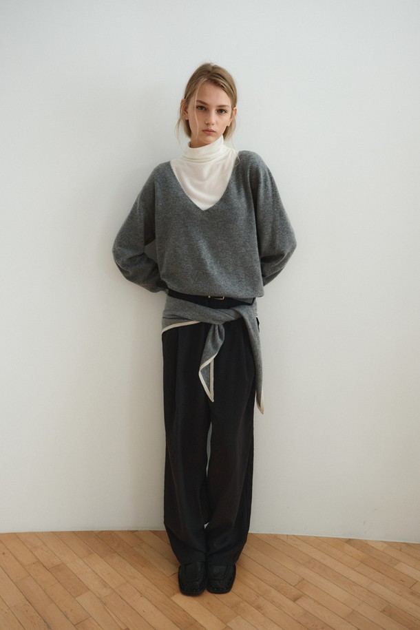 부드러운 울 소재의 SOFT WOOL JERSEY TOP_아이보리 상의입니다. 가을과 겨울에 어울리는 두꺼운 두께감으로 따뜻하게 착용할 수 있으며, 루즈핏 디자인과 브이넥 라인이 편안하면서도 세련된 스타일을 연출합니다. 베이직하고 미니멀한 디자인으로 출근룩, 모임룩 등 다양한 TPO에 활용 가능하며, 클래식하고 미니멀한 스타일을 즐기는 분들께 추천합니다. 울 소재 특유의 부드러운 터치감이 특징입니다. 긴 소매 기장으로 더욱 포근한 느낌을 더했습니다.
