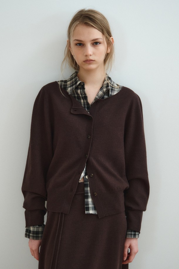 슬림 체크 셔츠_블랙은 캐주얼, 베이직 스타일의 공용 셔츠입니다. 면과 폴리에스테르 혼방 소재로 제작되어 부드러운 촉감을 선사하며, 가을에 적합한 보통 두께의 긴소매 셔츠입니다. 블랙과 아이보리 두 가지 색상으로 출시되었으며, 차이나칼라와 슬림핏 디자인이 특징입니다. 내추럴한 컬러의 버튼 디테일이 돋보이며, 깔끔한 체크 패턴으로 다양한 스타일링이 가능합니다. 동네 마실룩이나 가을 나들이룩에 적합하며, 캐주얼, 미니멀, 클래식 등 다양한 스타일 연출에 활용할 수 있습니다.
