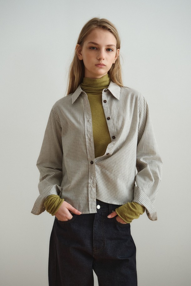 **슬림 체크 셔츠 (아이보리)**

일상은 물론, 데이트룩과 카페룩에도 잘 어울리는 슬림핏 체크 셔츠입니다. 부드러운 면 소재로 제작되어 편안한 착용감을 선사하며, 봄, 가을 시즌에 활용하기 좋습니다. 아이보리, 블랙 모노톤 컬러로 출시되어 다양한 하의와 쉽게 매치할 수 있으며, 깔끔하고 캐주얼한 스타일을 연출합니다. 크롭 기장에 칼라 디자인, 긴 소매, 체크 패턴이 더해져 트렌디함을 더했습니다. 내추럴한 컬러의 버튼 디테일이 돋보이는 슬림 체크 셔츠로, 미니멀, 클래식 무드를 즐겨보세요.
