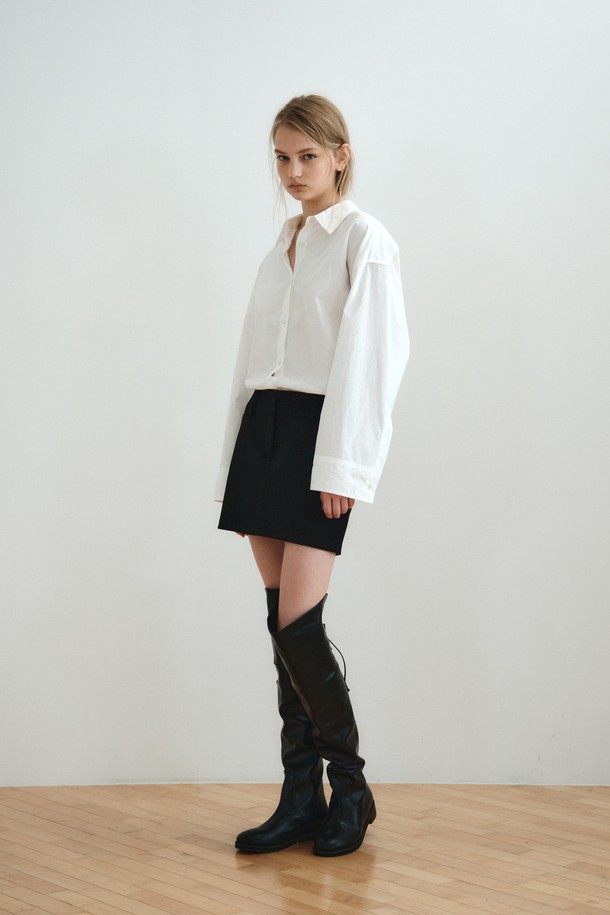 릴렉스드 코튼 셔츠_오프 화이트는 여성 의류 상의 카테고리에 속하는 셔츠/블라우스입니다. 오프 화이트와 다크 브라운 두 가지 색상으로 출시되었으며, 봄, 가을 계절에 일상 및 데이트룩, 오피스룩에 적합합니다. 미니멀, 베이직 스타일을 추구하는 분들께 추천하며, 면 소재로 제작되어 부드러운 촉감을 선사합니다. 릴랙스핏과 와이드 핏으로 편안한 착용감을 제공하며, 긴 소매와 칼라 디자인으로 클래식한 매력을 더합니다. 소매 커프스 조절이 가능하며, 레이어드하여 다양한 스타일을 연출할 수 있는 기본 셔츠입니다.
