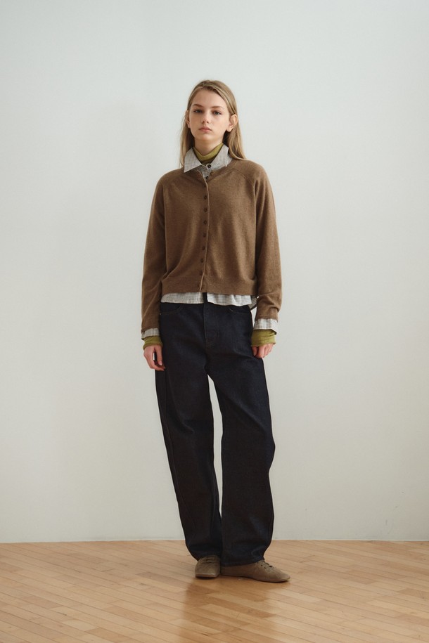 다크 네이비 컬러의 여성용 커브드 데님 팬츠입니다. 봄, 가을에 어울리는 캐주얼 스타일의 긴 기장 와이드 핏 데님 팬츠로, 루즈핏으로 편안하게 착용할 수 있습니다. 데님 소재 특유의 견고함과 자연스러운 무드가 돋보이며, 무지 디자인으로 다양한 상의와 매치하기 용이합니다. 커브드 디자인이 적용되어 트렌디하면서도 세련된 스타일을 연출합니다. 밴딩이 없어 깔끔한 핏을 유지하며 미니멀한 스타일을 즐기기에 좋습니다.
