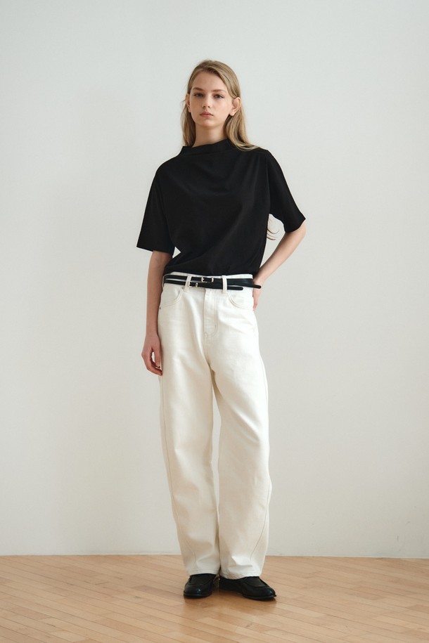 커브드 데님 팬츠 오프 화이트는 여성용 데님 팬츠로, 베이직하고 캐주얼한 스타일을 연출합니다. 면과 폴리에스테르 혼방 소재로 제작되어 사계절 내내 착용 가능하며, 루즈핏으로 편안한 착용감을 선사합니다. 무지 디자인에 사이드라인 라운드 디자인과 곡선 실루엣이 특징이며, 뒷허리 밴딩으로 사이즈 조절이 용이합니다. 동네 마실룩, 여행룩 등 데일리룩으로 활용하기 좋으며, 캐주얼, 미니멀, 클래식 스타일을 선호하는 분들께 추천합니다.
