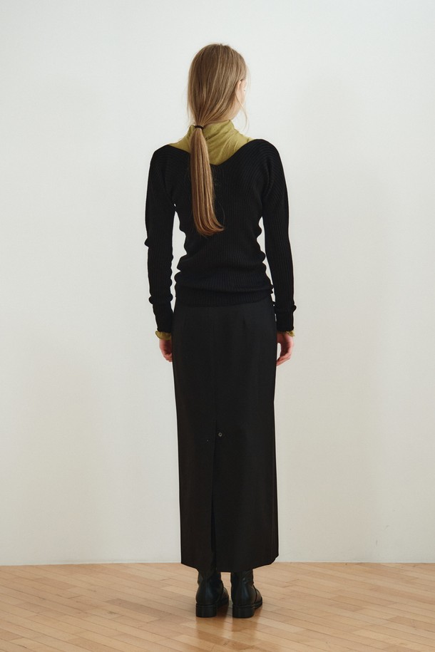 맥시 롱 스커트_블랙은 여성용 스커트로, 가을과 겨울에 어울리는 미니멀하고 클래식한 스타일을 연출합니다. 슬림핏 H라인으로 힙 라인을 깔끔하게 잡아주며, 부드러운 촉감의 폴리에스테르, 레이온, 울 혼방 소재로 제작되었습니다. 은은한 광택감과 앞면 포켓 디테일, 뒷면 시임 디테일이 특징이며, 사이드 지퍼로 편안하게 착용할 수 있습니다. 오피스룩, 겨울 데일리룩, 모임룩 등 다양한 TPO에 활용 가능한 아이템입니다.
