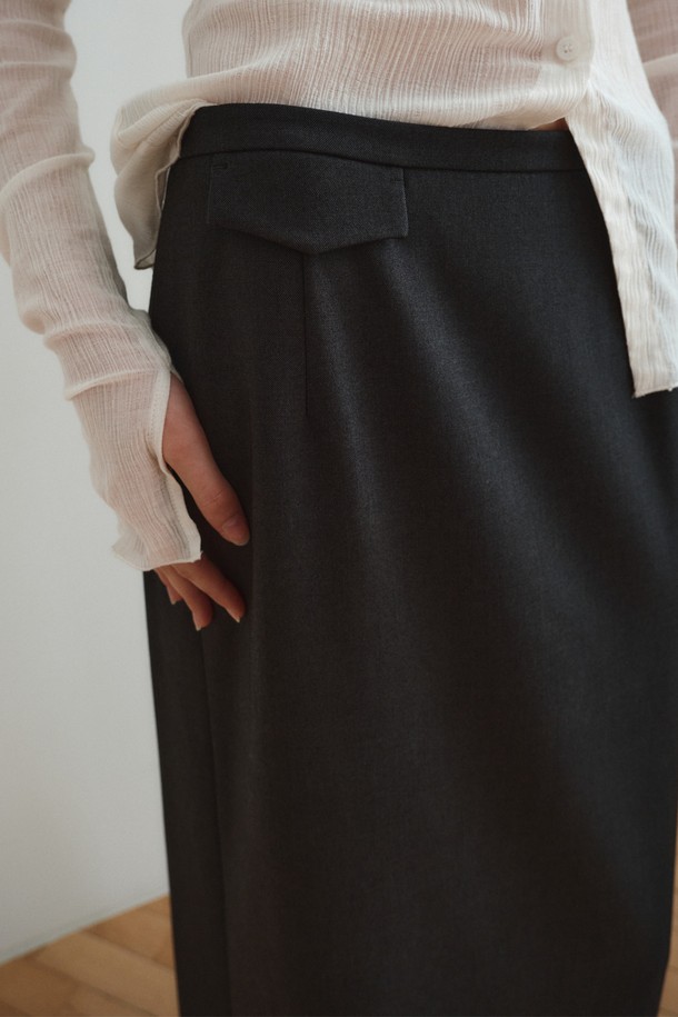 차분하고 세련된 스타일을 연출하는 "맥시 롱 스커트_차콜"입니다. 봄, 가을, 겨울 모두 활용 가능한 H라인 롱 스커트로, 미니멀하고 베이직한 디자인이 특징입니다. 롱 기장과 하이웨스트 디자인으로 다리가 길어 보이는 효과를 선사합니다. 차콜 컬러의 무지 디자인은 어떤 상의와도 쉽게 매치되어 일상복으로 활용도가 높습니다. 레귤러핏으로 편안하게 착용 가능하며, 미니멀, 클래식 스타일을 선호하는 여성분들께 추천합니다.
