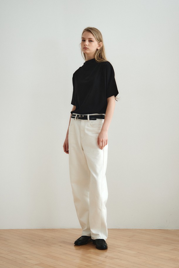 드레이프 넥 저지 탑_블랙은 여성스러운 실루엣을 연출하는 티셔츠입니다. 부드러운 면 소재로 제작되어 편안한 착용감을 선사하며, 릴랙스 핏으로 여유로운 실루엣을 연출합니다. 드레이프 넥 라인 디자인과 반소매 기장으로 세련된 느낌을 더했으며, 블랙, 아이보리, 라이트 그레이 세 가지 컬러로 출시되었습니다. 데이트룩, 카페룩 등 다양한 TPO에 미니멀, 클래식, 캐주얼 스타일로 연출하기 좋습니다.
