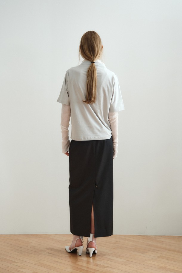 DRAPE NECK JERSEY TOP_LIGHT GREY (드레이프 넥 저지 탑_라이트 그레이)는 우아하고 미니멀한 스타일을 연출하는 여성용 티셔츠입니다. 부드럽게 흐르는 드레이프 넥 라인이 특징이며, 릴랙스 핏으로 편안한 착용감을 선사합니다. 간절기에 적합하며, 데이트룩, 카페룩, 모임룩 등 다양한 TPO에 활용할 수 있습니다. 라이트 그레이, 아이보리, 블랙 세 가지 색상으로 만나볼 수 있으며, 면 소재로 제작되어 부드러운 촉감을 제공합니다. 클래식, 미니멀, 로맨틱 스타일을 모두 소화하는 레이어드 탑 디자인으로, 활용도가 높습니다.
