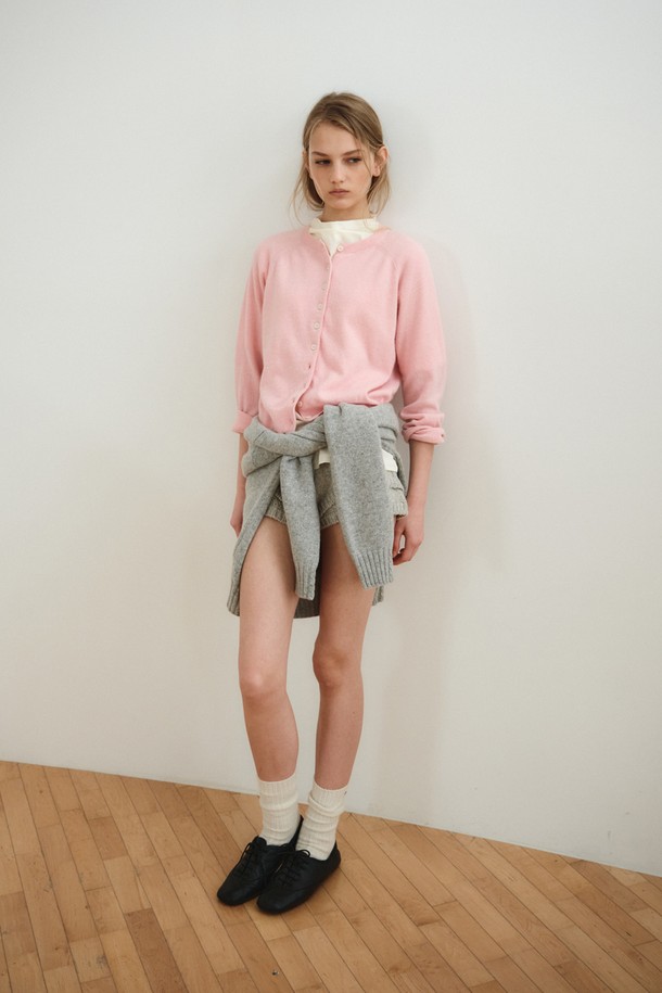 드레이프 넥 져지 탑_아이보리

부드러운 촉감의 면 소재로 제작된 여성용 티셔츠입니다. 드레이프 넥 디자인이 우아한 분위기를 연출하며, 릴랙스 핏으로 편안하게 착용할 수 있습니다. 아이보리, 라이트 그레이, 블랙 세 가지 색상으로 출시되어 다양한 스타일에 활용하기 좋습니다. 봄, 가을 시즌에 레이어드하여 세련된 스타일을 완성해보세요. 데이트룩, 카페룩 등 다양한 TPO에 잘 어울리는 베이직하고 클래식한 아이템입니다.
