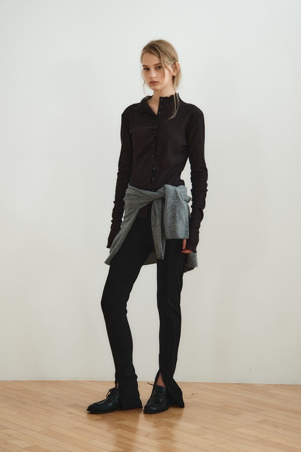 텍스처드 버튼 탑_블랙은 부드러운 면과 폴리에스테르 혼방 소재로 제작되어 봄, 가을에 착용하기 좋은 긴소매 티셔츠입니다. 하이넥 디자인에 루즈핏으로 편안한 착용감을 선사하며, 텍스처드 패턴이 은은한 포인트를 더합니다. 블랙, 아이보리, 브라운 세 가지 컬러로 출시되어 다양한 스타일 연출이 가능하며, 버튼 디테일과 소매 버튼 장식이 돋보입니다. 데이트룩, 카페룩 등 다양한 TPO에 미니멀, 클래식, 캐주얼 무드로 활용하기 좋으며, 곡선 실루엣과 레이어드 스타일링이 용이합니다.
