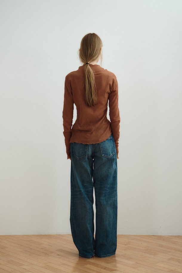 텍스쳐드 버튼 탑(TEXTURED BUTTON TOP)_브라운은 여성 의류 상의 티셔츠입니다. 부드러운 촉감의 면, 폴리에스테르 혼방 소재로 제작되었으며, 봄, 가을에 착용하기 적합합니다. 슬림핏 하이넥 디자인에 긴 소매와 버튼 디테일, 소매 끝단의 버튼 장식이 특징입니다. 베이직 스타일의 무지 패턴으로, 데이트룩, 모임룩, 클래식, 미니멀, 캐주얼 스타일을 연출하기 좋습니다. 곡선 실루엣과 아래로 갈수록 넓어지는 버튼 간격이 돋보이며, 얇은 두께감의 플리스 원단으로 제작되었습니다.
