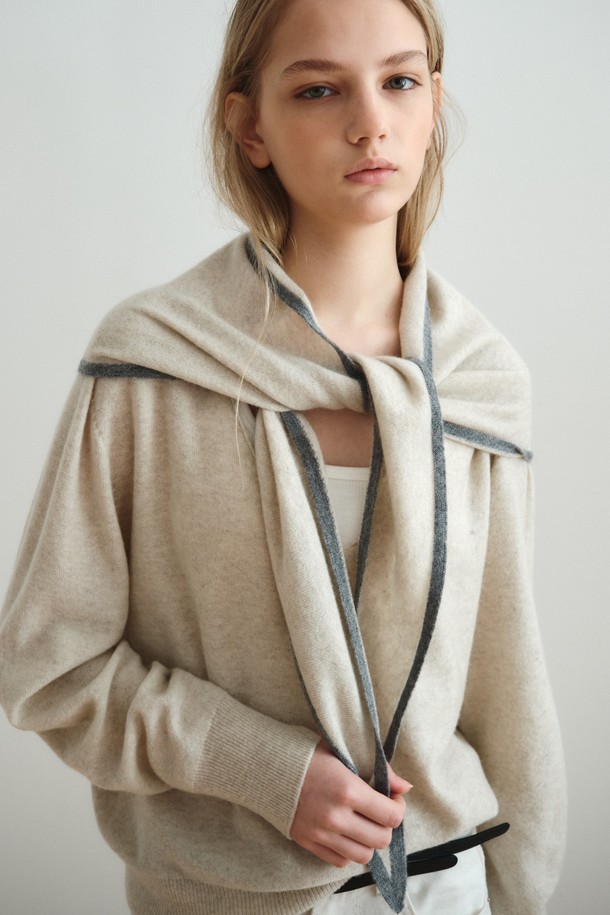 [12/10 예약 배송] 울 캐시미어 라인 머플러_페일 베이지는 부드러운 촉감의 울과 캐시미어 혼방 소재로 제작되어 가을, 겨울철 보온성을 책임지는 머플러입니다. 베이직하면서도 미니멀한 스타일로, 출근룩이나 모임룩 등 다양한 TPO에 활용하기 좋습니다. 삼각형 형태로 디자인되었으며, 양 끝단에 컬러 라인 디테일을 더해 포인트를 주었습니다. 페일 베이지 색상은 어떤 스타일에도 자연스럽게 어울리며, 장기간 사용해도 질리지 않는 매력을 선사합니다. 클래식, 미니멀, 캐주얼 등 폭넓은 스타일에 매치하여 멋스러운 겨울 스타일을 완성해 보세요.
