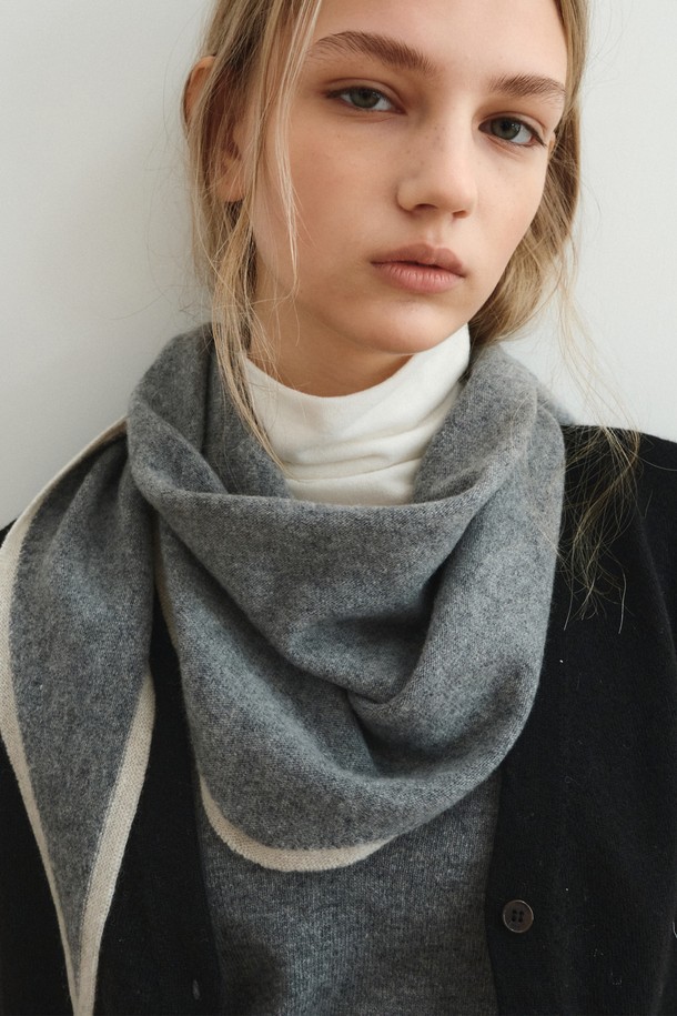 12월 10일 예약 배송 예정인 울 캐시미어 라인 머플러_그레이입니다. 울과 캐시미어 혼방 소재로 제작되어 부드러운 촉감과 뛰어난 보온성을 제공합니다. 차분한 그레이와 베이지 컬러의 배색 디자인에 삼각 머플러 형태로, 클래식하면서도 세련된 스타일을 연출합니다. 출근룩이나 모임룩에 미니멀하고 캐주얼하게 매치하여 포인트를 줄 수 있습니다.
