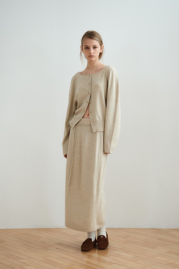 볼륨 롱 니트 스커트 (오트밀)는 간절기에 입기 좋은 여성용 니트 스커트입니다. A라인 핏으로 제작되어 미니멀하고 베이직한 스타일을 연출하며, 부드러운 촉감의 울, 레이온, 나일론, 폴리에스터 혼방 소재로 제작되어 편안함을 선사합니다. 두꺼운 두께감과 볼륨감 있는 실루엣, 자연스러운 드레이핑이 특징이며, 매칭 스트랩이 포함되어 다양한 스타일링을 가능하게 합니다. 데이트룩, 카페룩과 같은 TPO에 적합하며, 미니멀, 클래식, 캐주얼 스타일을 즐겨 입는 분들께 추천합니다.
