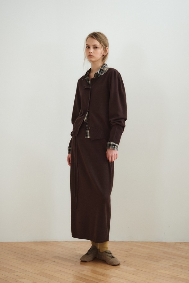 볼륨 슬리브 가디건_다크 브라운은 여성스러운 분위기를 연출하는 간절기용 니트/스웨터입니다. 부드러운 촉감의 울, 레이온, 나일론, 폴리에스터 혼방 소재로 제작되었으며, 와이드넥 디자인과 볼륨 소매 디테일이 특징입니다. 홀가먼트 니팅 기법으로 제작되어 자연스러운 실루엣을 선사하며, 데이트룩, 카페룩, 모임룩 등 다양한 TPO에 어울립니다. 클래식, 미니멀, 로맨틱 스타일을 즐기는 분들께 추천하며, 볼륨 롱 니트 스커트와 세트 구성으로 페미닌한 무드를 극대화할 수 있습니다. 다크 브라운과 오트밀 두 가지 색상으로 만나보세요.
