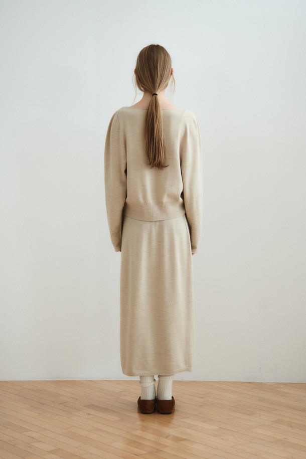 볼륨 슬리브 가디건_오트밀은 여성 상의 카테고리의 니트/스웨터 상품입니다. 부드러운 텍스처의 울, 레이온, 나일론, 폴리에스터 혼방 소재로 제작되었으며, 봄, 가을에 착용하기 좋습니다. 루즈핏 크롭 기장의 라운드넥 디자인으로, 미니멀하고 베이직한 스타일을 연출합니다. 볼륨 슬리브 디테일과 홀가먼트 니트 기법을 사용하여 부드러운 실루엣을 강조하며, 데이트룩, 카페룩, 모임룩에 잘 어울립니다. 'VOLUME LONG KNIT SKIRT'와 함께 세련된 세트 스타일링을 완성할 수 있습니다.
