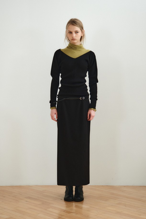 **SEAMLESS RIB TOP_블랙**

부드러운 촉감의 슬림핏 '심리스 립 탑'입니다. 울과 아크릴 혼방 소재로 제작되어 가을, 겨울에 착용하기 좋으며, 얇은 두께감으로 편안함을 선사합니다. 라운드넥 디자인에 긴 소매와 골지 패턴, 블랙 및 다크브라운 컬러로 미니멀하고 베이직한 스타일을 연출합니다. 홀가먼트 니팅 기법과 뛰어난 신축성, 드레이프성이 특징이며, 데이트룩, 카페룩, 겨울 데일리룩 등 다양한 시간과 장소와 경우에 활용 가능합니다.