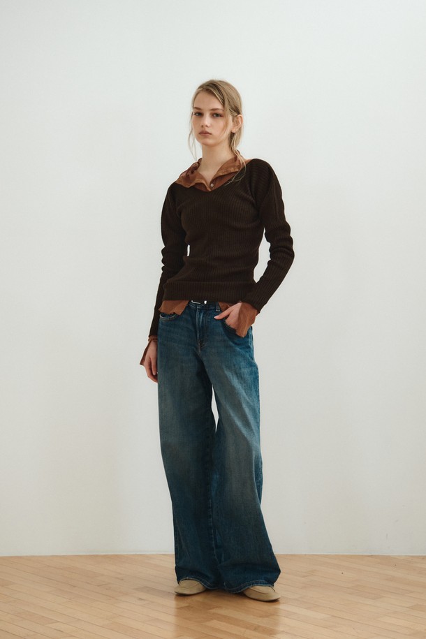 **SEAMLESS RIB TOP_다크 브라운**

부드러운 촉감의 'SEAMLESS RIB TOP(심리스 립 탑)' 다크 브라운 컬러입니다. 가을, 겨울 시즌에 어울리는 슬림핏의 긴소매 라운드넥 니트로, 미니멀하고 베이직한 스타일을 연출합니다. 울과 아크릴 혼방 소재에 홀가먼트 니팅 공법을 적용하여 신축성이 뛰어나며, 심리스 구조로 편안한 착용감을 선사합니다. 다크 브라운과 블랙 두 가지 색상으로 출시되어, 데이트룩, 카페룩, 겨울 데일리룩 등 다양한 TPO에 활용하기 좋습니다. 골지 패턴이 돋보이는 디자인으로, 미니멀, 클래식, 시크한 스타일을 즐기는 여성분들께 추천합니다.
