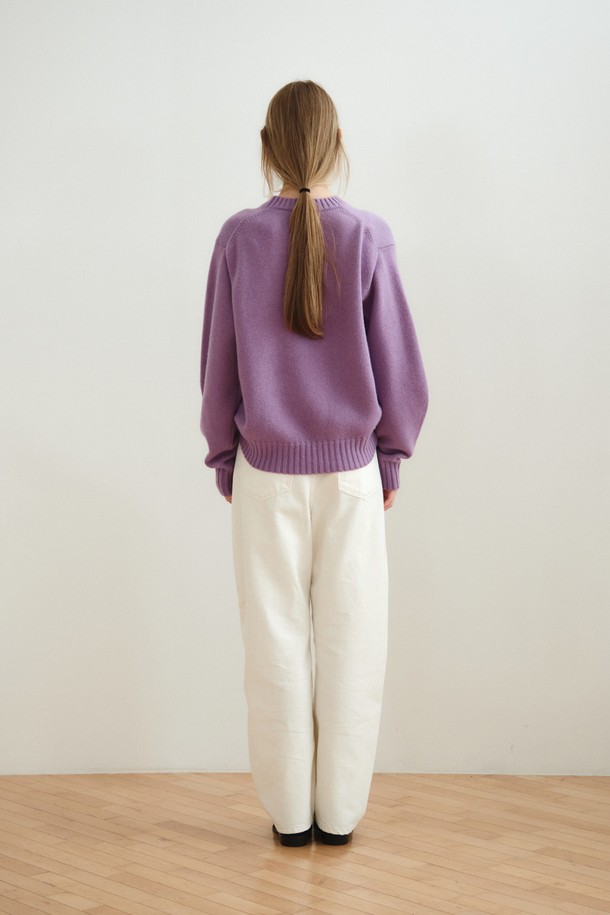 캐시미어 블렌드 라운드 탑_퍼플은 부드러운 촉감의 캐시미어 블렌드 소재로 제작되어 가을, 겨울 시즌에 따뜻하게 착용하기 좋은 여성 니트 스웨터입니다. 세미 오버핏 실루엣과 클래식한 라운드넥 디자인이 특징이며, 미니멀하고 베이직한 스타일을 연출합니다. 퍼플 컬러와 무지 패턴으로 어떤 하의와도 잘 어울려 데일리룩, 카페룩 등 다양한 TPO에 활용 가능합니다. 긴 소매 기장으로 포근함을 더하며, 루즈핏과 오버핏으로 편안한 착용감을 제공하여 폭넓은 스타일을 소화할 수 있습니다.
