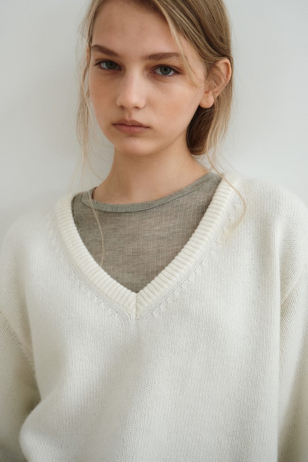 캐시미어 블렌드 브이넥 탑은 부드러운 촉감과 포근함을 선사하는 여성용 니트/스웨터입니다. 아이보리, 화이트 두 가지 색상으로 출시되어 미니멀하고 베이직한 스타일을 연출하기 좋습니다. 가을, 겨울 시즌에 두꺼운 두께감으로 따뜻하게 착용할 수 있으며, 루즈핏 디자인으로 편안한 착용감을 제공합니다. 데일리룩, 카페룩, 데이트룩 등 다양한 TPO에 활용 가능하며, 미니멀, 클래식, 캐주얼 스타일을 즐겨 입는 분들께 추천합니다. 특히, 캐시미어 혼방 소재로 제작되어 고급스러운 분위기를 더합니다.
