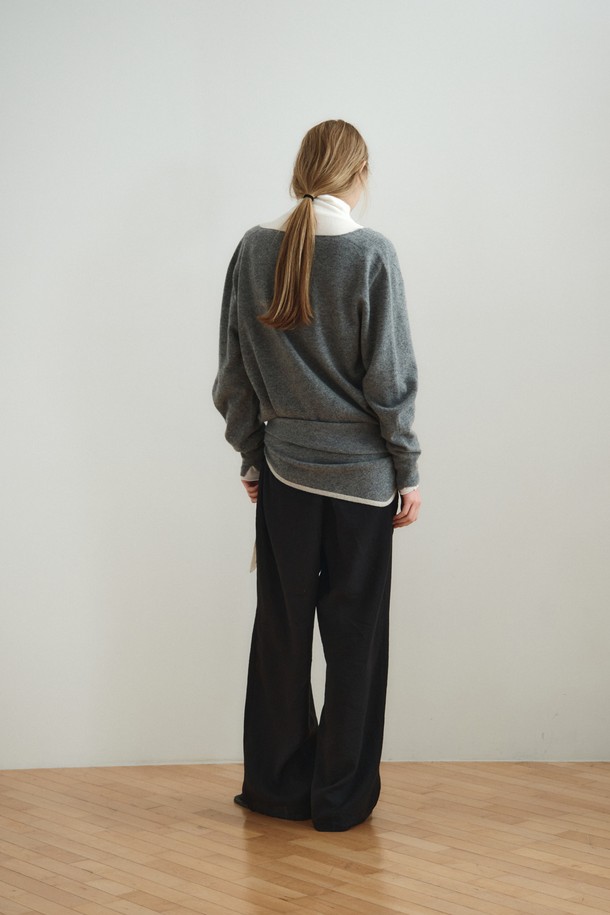 울 캐시미어 딥 브이넥 탑_그레이는 부드러운 촉감의 울 90%, 캐시미어 10% 혼방 소재로 제작되어 가을, 겨울에 따뜻하게 착용하기 좋습니다. 베이직하고 미니멀한 스타일로, 레귤러 핏과 긴 소매 기장, 얇은 두께의 브이넥 디자인이 특징입니다. 심리스 구조로 제작되어 편안한 착용감을 선사하며, 레이어드하여 다양한 스타일을 연출할 수 있습니다. 겨울 데일리룩, 카페룩, 모임룩 등 폭넓은 TPO에 활용 가능하며, 클래식, 미니멀, 캐주얼 스타일을 모두 소화합니다. 그레이와 베이지 색상으로 출시되었습니다.
