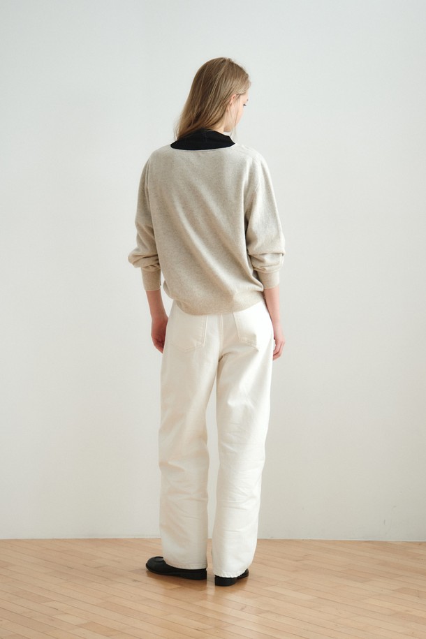 WOOL CASHMERE DEEP V-넥 TOP_PALE BEIGE는 부드러운 촉감의 울 90%, 캐시미어 10% 혼방 소재로 제작된 여성용 니트/스웨터입니다. 홀가먼트 니팅 공법(무봉제)으로 제작되어 편안한 착용감을 선사하며, 레귤러핏과 레귤러 기장으로 깔끔한 실루엣을 연출합니다. 얇은 두께의 긴소매 브이넥 디자인으로 가을, 겨울철 데이트룩, 출근룩 등 다양한 스타일에 활용하기 좋습니다. 미니멀, 클래식, 캐주얼 스타일 모두 소화 가능하며, 레이어드 스타일링에도 용이합니다. 드라이클리닝을 권장합니다.
