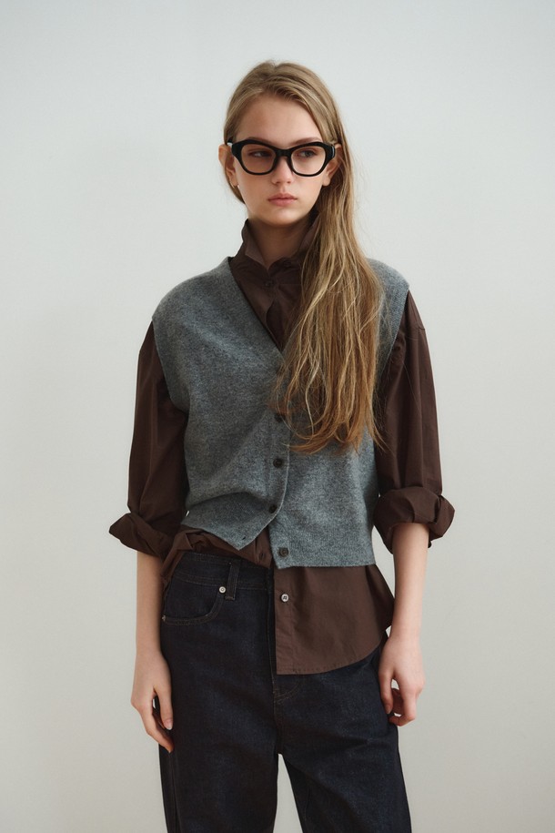 WOOL CASHMERE BLEND VEST_GREY (울 캐시미어 블렌드 베스트_그레이)는 울 90%, 캐시미어 10% 혼방 소재로 제작되어 부드러운 촉감을 자랑하는 베스트입니다. 라운드넥과 민소매 디자인으로, 레귤러핏의 편안한 착용감을 선사하며, 가을, 겨울철 두꺼운 두께감으로 따뜻함을 더합니다. '그레이'와 '블랙' 두 가지 색상으로 출시되어, 베이직하고 미니멀한 스타일을 연출하기 좋습니다. 단독 착용은 물론, 다양한 레이어드 스타일링으로 겨울 데일리룩, 모임룩, 카페룩 등 폭넓게 활용 가능합니다. 니트 라벨 디테일이 특징이며, 클래식, 미니멀, 캐주얼 등 다채로운 스타일을 소화할 수 있습니다.
