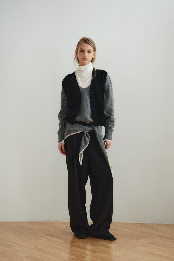 울 캐시미어 블렌드 베스트_블랙은 여성 고객을 위한 가을, 겨울용 상의입니다. 라운드넥 디자인에 레귤러핏으로, 울 90%, 캐시미어 10% 혼방 소재로 제작되어 부드러운 촉감을 선사합니다. 민소매 기장의 무지 패턴으로 베이직하고 클래식한 스타일을 연출하며, 두꺼운 두께감으로 보온성을 더했습니다. 니트 소재와 넥라인 디테일이 특징이며, 레이어드 스타일링이 가능하여 겨울 데일리룩, 모임룩, 오피스룩 등 다양한 TPO에 활용하기 좋습니다. 미니멀하고 시크한 무드를 연출해보세요.
