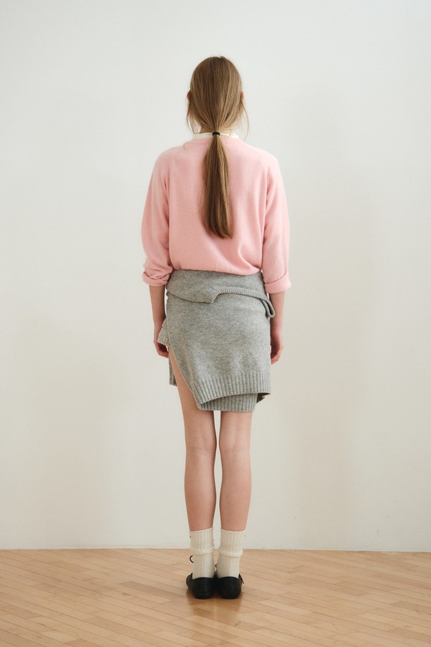 캐시미어 블렌드 라운드 가디건_라이트 핑크는 여성 의류로, 가을과 겨울에 착용하기 좋은 두께감 있는 긴소매 니트 가디건입니다. 캐시미어와 울 소재 혼방으로 제작되어 부드러운 촉감을 자랑하며, 라운드넥과 레귤러핏 디자인으로 베이직하고 클래식한 스타일을 연출합니다. 일상, 모임, 데이트 등 다양한 TPO에 활용 가능하며, 미니멀하고 클래식한 무드를 더해줍니다. 라이트 핑크 컬러의 무지 패턴에 버튼 여밈 디테일이 돋보이는 제품입니다.
