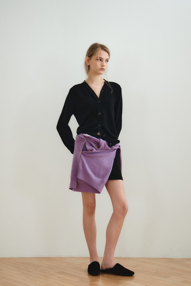 캐시미어 블렌드 브이넥 가디건은 부드러운 촉감의 캐시미어 혼방 소재로 제작되어 가을, 겨울에 따뜻하게 입을 수 있는 여성용 니트 가디건입니다. 레귤러 핏과 긴 소매 기장으로 편안한 착용감을 선사하며, 베이직하고 클래식한 스타일을 연출합니다. 브이넥 디자인과 무지 패턴이 특징이며, 버튼 여밈 방식으로 간편하게 착용할 수 있습니다. 일상, 오피스룩, 모임룩 등 다양한 TPO에 활용 가능하며, 투웨이 스타일링으로 다양한 분위기를 연출할 수 있습니다. 블랙, 퍼플 두 가지 컬러로 출시되어 미니멀하고 시크한 스타일을 완성합니다.
