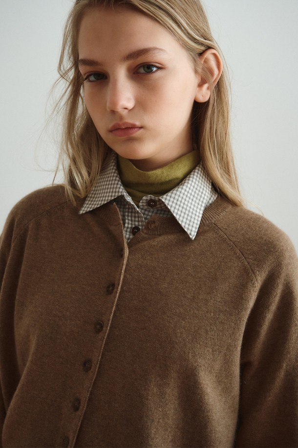 코코아 색상의 캐시미어 블렌드 라운드 가디건입니다. 부드러운 촉감의 캐시미어와 울 혼방 소재로 제작되어 가을, 겨울철에 따뜻하게 착용할 수 있습니다. 베이직하고 클래식한 스타일로 출근룩, 오피스룩, 모임룩 등 다양한 TPO에 활용 가능합니다. 레귤러핏 라운드넥 디자인에 긴소매, 무지 패턴, 버튼 여밈 디테일이 돋보입니다. 
