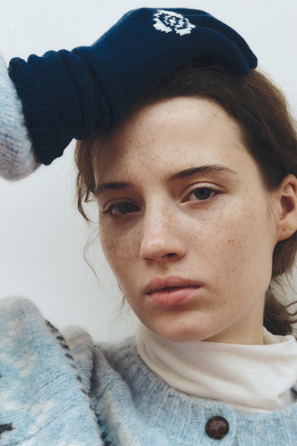 네이비 컬러의 캐시미어 블렌드 로즈 장갑입니다. 부드러운 촉감의 캐시미어와 울 소재 혼방으로 제작되어 가을과 겨울, 추운 날씨에도 따뜻하게 착용할 수 있습니다. 장갑 전체에 자수 기법으로 섬세하게 표현된 로즈 플라워 패턴이 돋보입니다. 클래식하고 미니멀한 스타일로 어떤 룩에도 잘 어울리며, 일상에서 보온성을 더해줄 아이템입니다.
