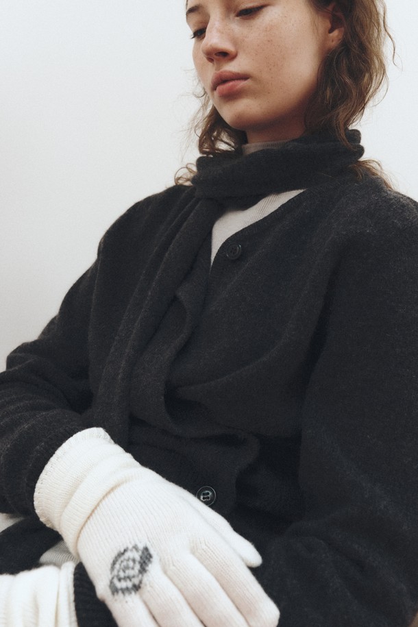 캐시미어 블렌드 로즈 장갑_아이보리(CASHMERE BLEND ROSE GLOVES_IVORY)는 부드러운 촉감의 캐시미어 혼방 소재로 제작되어 가을과 겨울에 따뜻하게 착용할 수 있습니다. 여성스러운 로즈 플라워 자수 디자인이 돋보이며, 손목 부분에는 리브 디테일을 더해 클래식, 로맨틱, 걸리시한 스타일을 연출합니다. 데이트룩이나 모임룩에 포인트를 더하여 세련된 분위기를 완성해보세요. 아이보리 컬러로 어떤 룩에도 잘 어울려 활용도가 높습니다.
