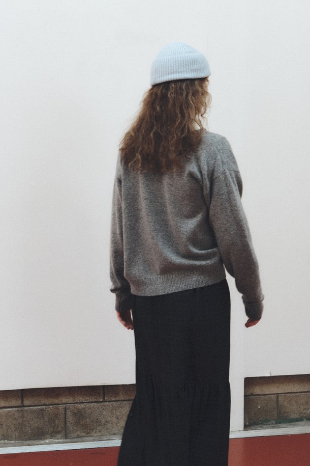 캐시미어 블렌드 비니_라이트 블루는 부드러운 촉감의 캐시미어 혼방 소재로 제작되어 가을, 겨울철 따뜻하게 착용할 수 있는 모자입니다. 미니멀, 클래식, 캐주얼 스타일 모두 소화 가능한 디자인으로, 일상 및 출근룩에 포인트를 더해줍니다. 라이트 블루 컬러와 무지 패턴이 어우러져 어떤 스타일에도 자연스럽게 매치됩니다. 일반적인 모자 깊이에 신축성 있는 소재와 리브드 디자인으로 편안한 착용감을 선사합니다.
