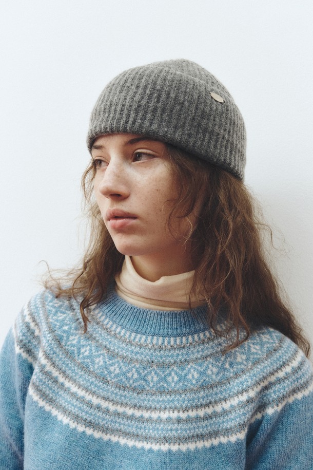 캐시미어 블렌드 비니_그레이는 부드러운 촉감의 캐시미어와 울 혼방 소재로 제작되어 가을, 겨울철 따뜻함을 선사합니다. 깊은 모자 깊이와 골지 니트 디자인이 특징이며, 무지 패턴의 클래식, 미니멀, 캐주얼 스타일을 연출하기 좋습니다. 출근룩에 포인트를 더할 수 있는 베이직한 디자인의 비니입니다.
