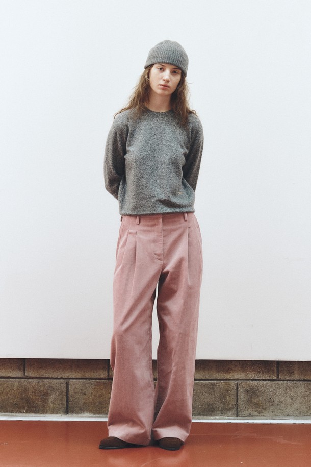 따뜻하고 포근한 분위기를 연출하는 코듀로이 와이드 팬츠입니다. 라이트 핑크 컬러의 부드러운 코듀로이 소재로 제작되어 가을, 겨울 시즌에 착용하기 좋습니다. 넉넉한 루즈핏과 하이웨스트 디자인으로 편안함과 스타일리시함을 동시에 잡았습니다. 데이트룩, 캐주얼, 미니멀, 클래식 스타일 등 다양한 룩에 활용하기 좋은 베이직 아이템입니다. 두께감 있는 소재로 따뜻하며, 부드러운 촉감을 선사합니다.
