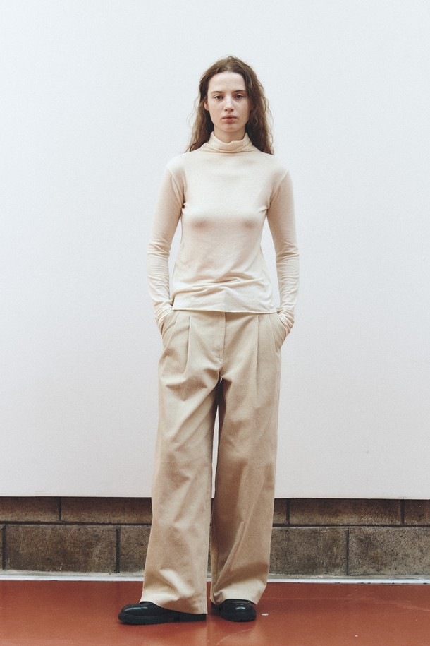 베이지 컬러의 코듀로이 와이드 팬츠입니다. 부드러운 촉감의 두꺼운 코듀로이 소재로 제작되어 가을, 겨울 시즌에 따뜻하게 착용하기 좋습니다. 루즈핏으로 편안한 착용감을 선사하며, 플리츠 디테일이 더해져 캐주얼하면서도 클래식한 무드를 연출합니다. 일상복은 물론 출근룩으로도 활용 가능한 베이직한 디자인입니다.
