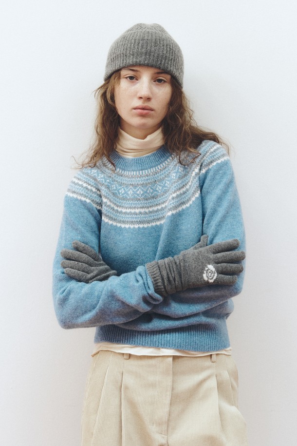 "샤기 독 노르딕 니트_라이트 블루"는 부드러운 촉감의 울 소재로 제작되어 가을과 겨울에 따뜻하게 입을 수 있는 여성용 니트 스웨터입니다. 라이트 블루, 화이트, 그레이 세 가지 색상으로 만나볼 수 있으며, 캐주얼 및 베이직 스타일을 선호하는 분들께 추천합니다. 라운드넥과 레귤러핏 디자인으로 편안하게 착용 가능하며, 쉐기독 디자인과 노르딕 패턴이 돋보입니다. 산책룩, 캐주얼, 클래식, 미니멀 스타일 연출에 활용하기 좋으며, 긴 소매 기장과 두꺼운 두께감으로 따뜻함을 더했습니다.
