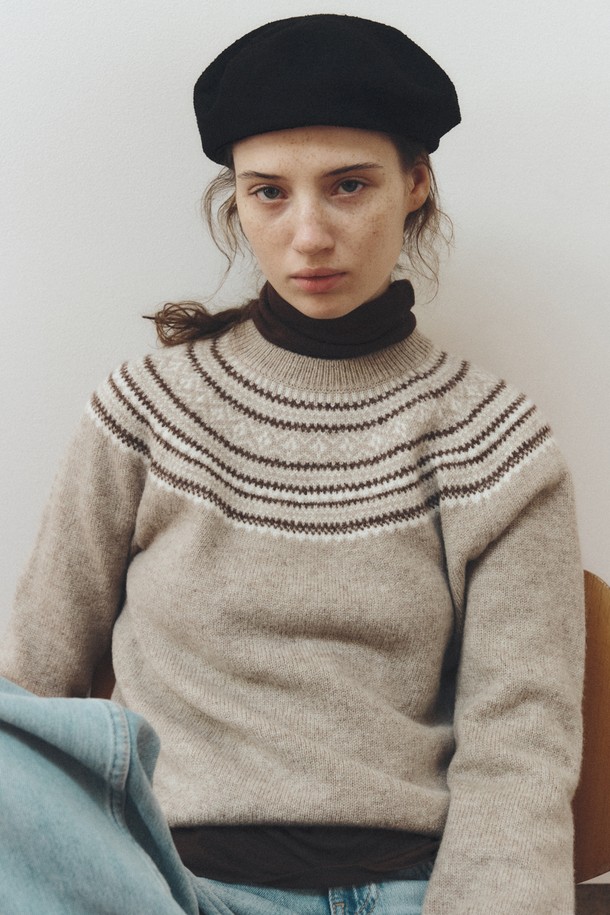 SHAGGY DOG NORDIC KNIT_BEIGE (셔기독 노르딕 니트_베이지)는 여성용 니트/스웨터로, 가을과 겨울에 따뜻하게 착용하기 좋습니다. 베이지와 브라운 컬러 조합의 노르딕 패턴이 클래식하고 베이직한 스타일을 연출하며, 레귤러핏 라운드넥 디자인입니다. 부드러운 울 소재와 두꺼운 두께감으로 포근한 착용감을 선사하며, 셔기독 디테일이 돋보입니다. 데이트룩, 모임룩 등 다양한 TPO에 미니멀, 캐주얼 스타일로 활용하기 좋습니다.
