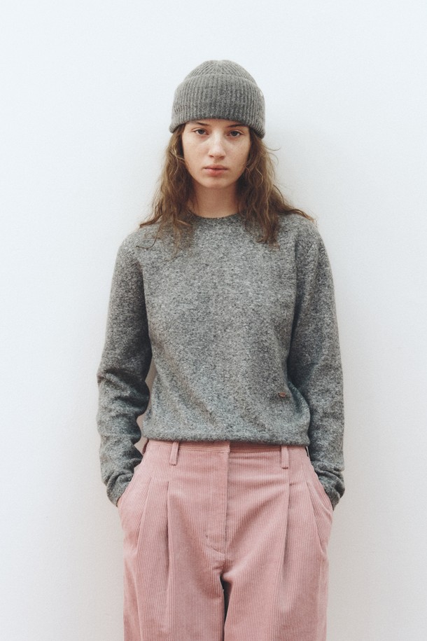 소프트 울 라운드넥 니트 탑_그레이는 부드러운 촉감의 소프트 울 소재로 제작되어 가을, 겨울 시즌에 따뜻하게 착용하기 좋습니다. 미니멀하고 베이직한 디자인으로 다양한 하의와 코디하기 용이하며, 출근룩과 같은 클래식한 스타일 연출에도 적합합니다. 레귤러 핏과 긴 소매 기장으로 편안한 착용감을 선사하며, 라운드넥 디자인으로 세련된 느낌을 더합니다. 두꺼운 두께감으로 보온성을 높여 추운 날씨에도 따뜻하게 입을 수 있는 여성용 니트입니다.
