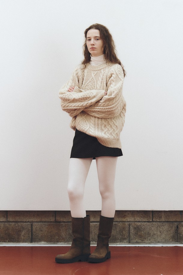 피셔맨 케이블 울 스웨터_라이트 베이지는 여성용 상의 니트/스웨터입니다. 부드러운 촉감의 울 소재로 제작되었으며, 가을과 겨울에 따뜻하게 착용할 수 있습니다. 클래식하고 베이직한 무드의 오버핏 터틀넥 디자인으로, 일상, 출근룩, 모임룩 등 다양한 TPO에 활용 가능합니다. 피셔맨 케이블 니트 패턴이 돋보이며, 긴 소매 기장과 두꺼운 두께로 포근함을 더합니다. 미니멀, 캐주얼 스타일을 즐기는 분들께 추천합니다.
