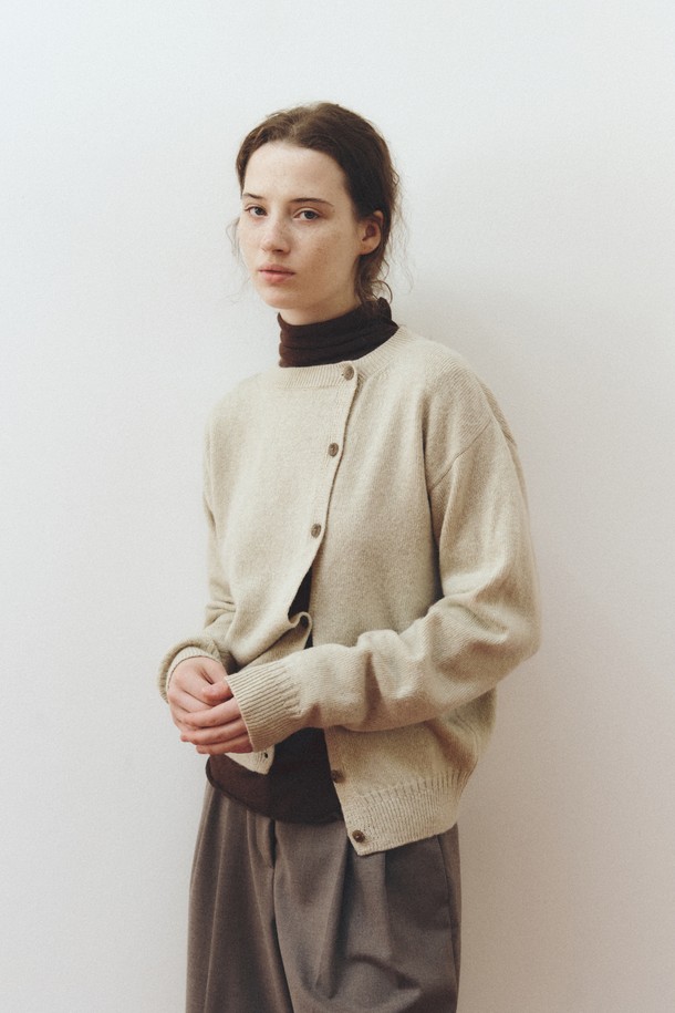 페일 베이지 컬러의 사이드 버튼 알파카 가디건입니다. 부드러운 촉감의 알파카 소재로 제작되어 가을, 겨울 시즌에 따뜻하게 착용하기 좋습니다. 미니멀하고 베이직한 디자인으로 출근룩, 모임룩 등 다양한 TPO에 활용 가능하며, 레귤러핏 라운드넥으로 편안한 착용감을 선사합니다. 두께감 있는 긴소매 무지 니트로, 사이드 버튼 디테일이 포인트입니다. 미니멀, 클래식 스타일을 선호하는 여성분들께 추천합니다.
