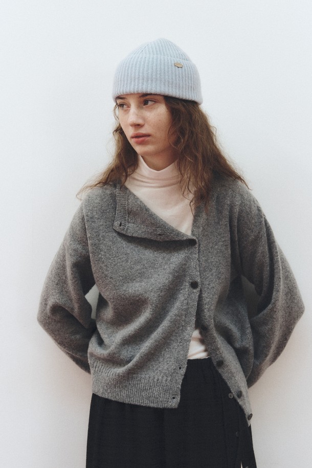 알파카 소재의 부드러운 촉감이 돋보이는 사이드 버튼 알파카 가디건_그레이입니다. 넉넉한 두께감으로 가을, 겨울 시즌 따뜻하게 착용하기 좋으며, 라운드 넥 디자인과 레귤러 핏으로 편안한 착용감을 선사합니다. 베이직하고 캐주얼한 스타일로 출근룩, 모임룩 등 다양한 TPO에 활용하기 좋으며, 미니멀, 캐주얼, 클래식 등 어떤 스타일에도 잘 어울립니다. 사이드 버튼 디테일이 포인트로, 세련된 무드를 더해줍니다.
